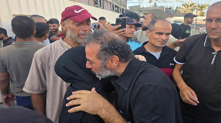 أسرى مفرج عنهم من السجون الإسرائيلية يصلون إلى مستشفى ناصر في خان يونس جنوب قطاع غزة برفقة اللجنة الدولية للصليب الأحمر، لإجراء فحوصات طبية